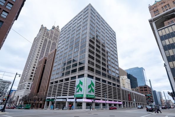 Downtown Milwaukee : 250 E Wisconsin Ave, Milwaukee, WI 53202